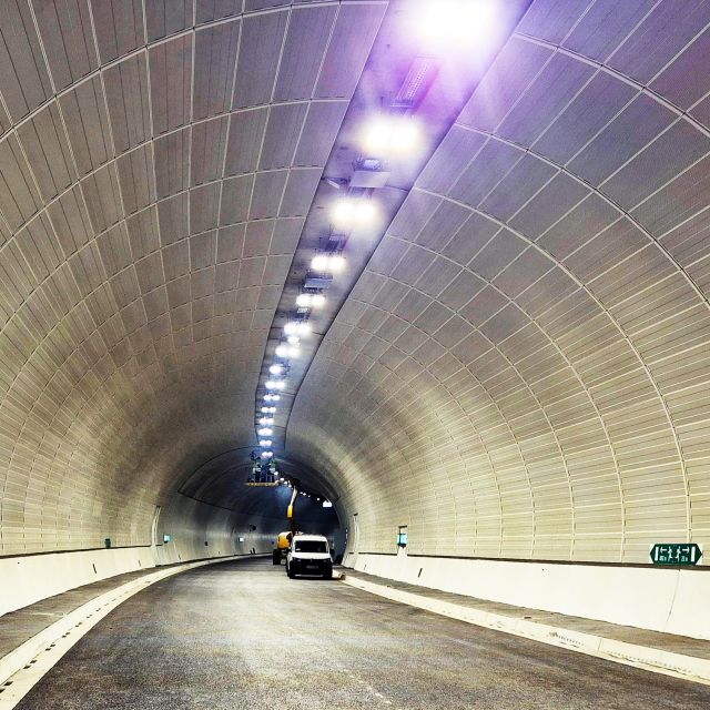 Tunel Konovo: kabelske police Hermi Fast Klick®